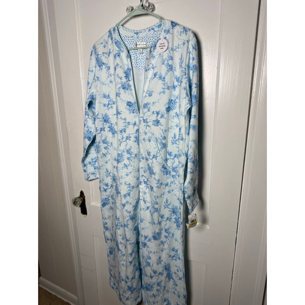 VTG Miss Elaine Women’s Medium Blue White Floral Toile Long Robe NWT Cottagecore - Picture 2 of 7